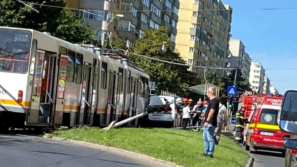 FOTO - VIDEO - Accident în Capitală: O mașină a fost acroșată de un tramvai și a ajuns pe refugiul pentru pietoni