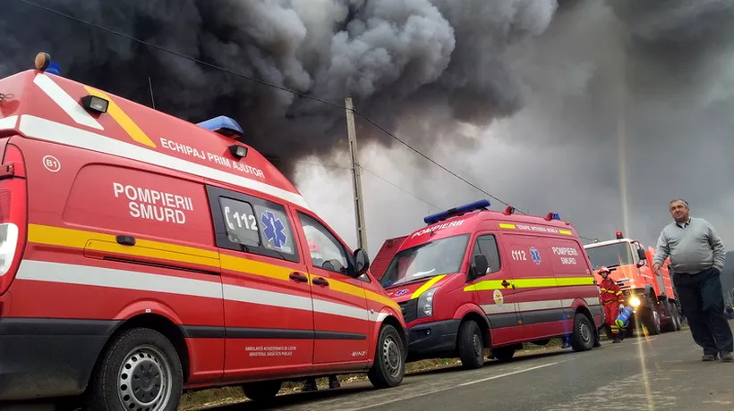 Incendiu puternic într-un centru comercial din Suceava, care arde în întregime