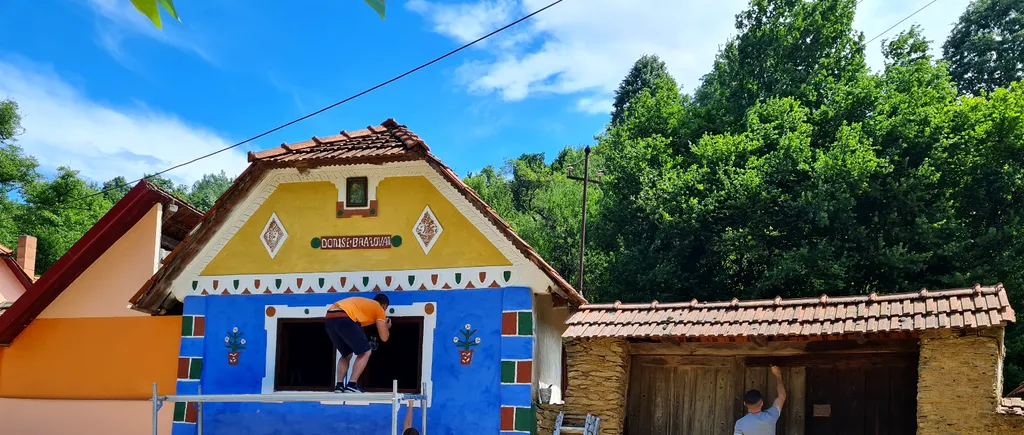 Reportaj în inima Banatului, unde casele colorate din lemn, vechi de peste 100 de ani, sunt reparate și zugrăvite de voluntari. Cum a ajuns „Color de village” la Fărășești | FOTO
