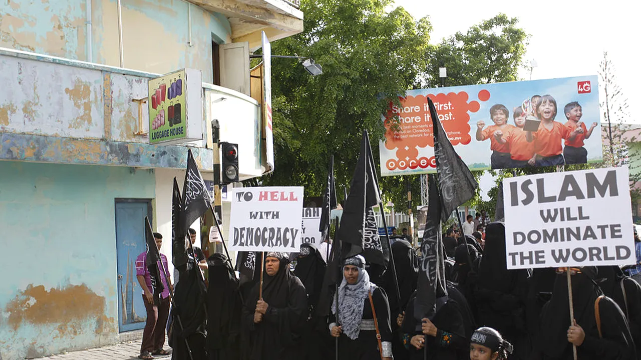 Macron, mesaj categoric pentru lumea musulmană. Cui declară război Franța! „Luptăm împotriva...”