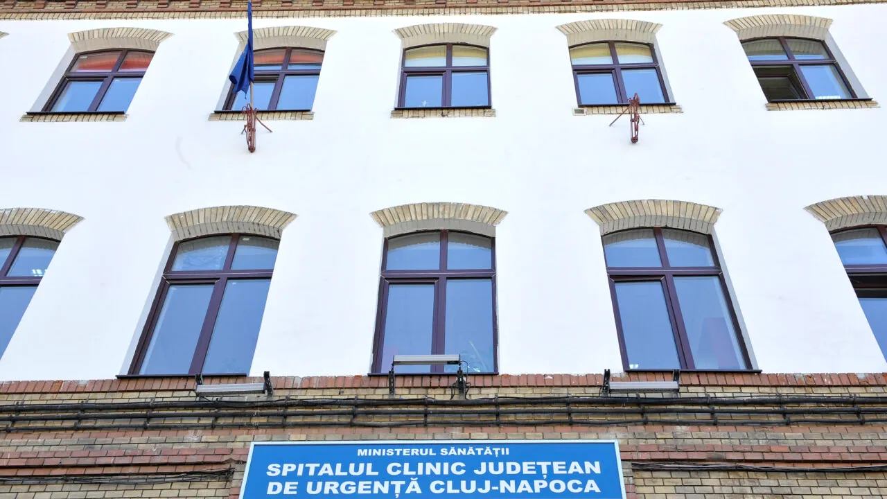Cluj: Un bărbat acuză că sora sa, care a ajuns la spital cu o rană gravă, a fost operată de un medic rezident pentru că medicii specialiști au refuzat să vină la spital. Reacția instituției medicale