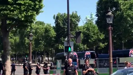 Incident pe Champs-ElysÃ©es. O mașină a intrat într-o dubă a Jandarmeriei. VIDEO cu momentul în care atacatorul este anihilat