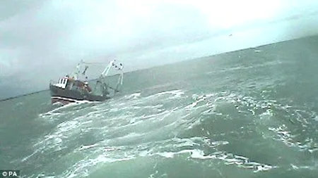 Spectaculoasa operațiune prin care un român și colegii săi pescari au fost salvați de Paza de Coastă britanică, în timp ce nava lor se scufunda