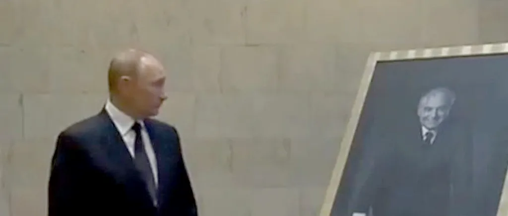 VIDEO | Vladimir Putin a depus un buchet de flori la sicriul lui Mihail Gorbaciov. „A ieșit din buncăr ca să își ia la revedere”