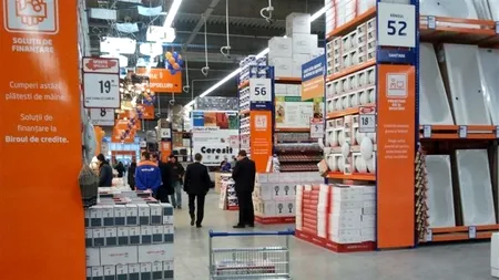 Și-au ales produsele de pe raft, le-au plătit la casă și totuși au furat 20.000 de lei. Cum au reușit trei tineri această ''performanță''