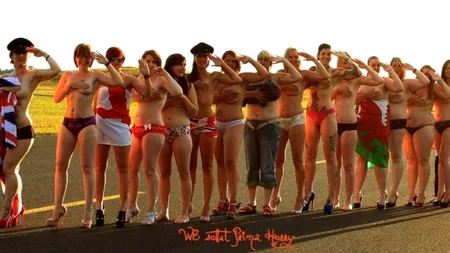 Salut militar ÎN PIELEA GOALĂ pentru susținerea prințului Harry. GALERIE FOTO