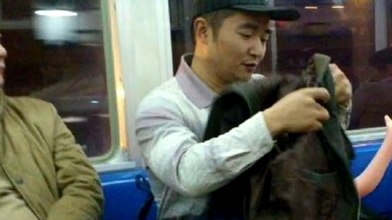 GALERIE FOTO: Ce face un chinez în timp ce merge cu metroul