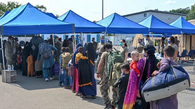 Haos pe aeroporturile din Marea Britanie: Mii de refugiații afgani au ajuns la limita epuizării, unii au leșinat
