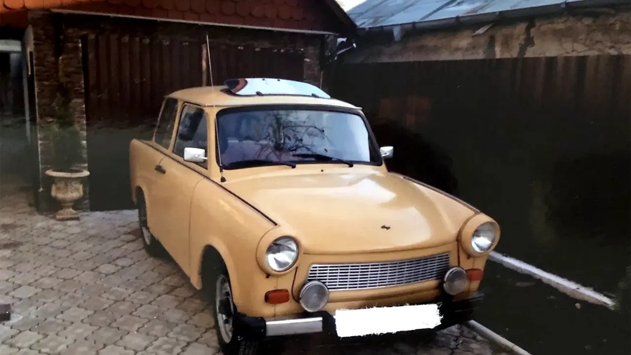 Nu e o glumă! Suma colosală cu care se vinde acum, în 2022, un Trabant 601 din 1987. Cât cere un bărbat din Focșani pe mașină