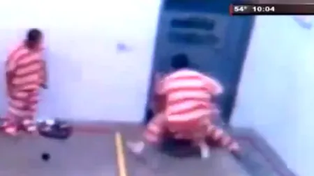 Un condamnat pentru pedofilie, bătut de colegii de celulă. VIDEO