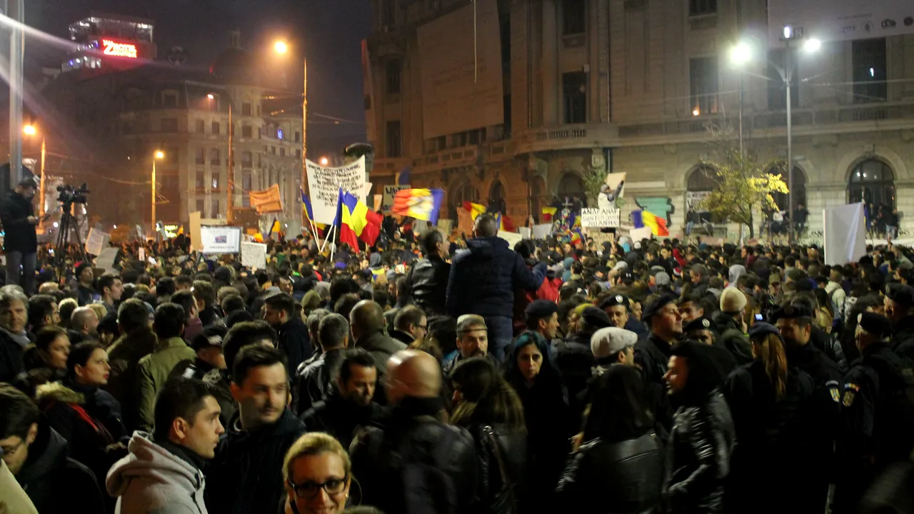 Protest #Colectiv - ZIUA 4. Piața Universității, blocată de peste 5.000 de oameni. Marș al tăcerii la clubul Colectiv