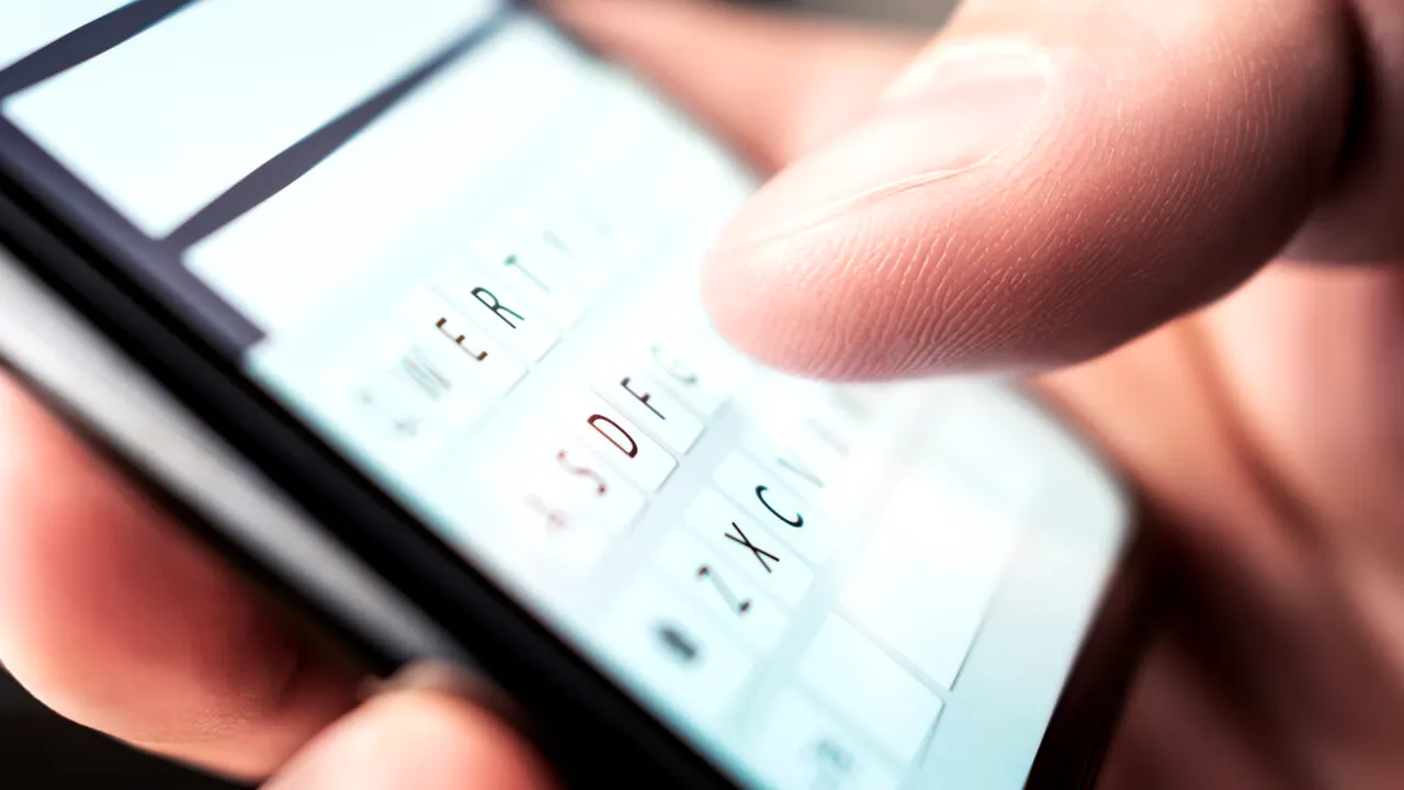 Un turist american a primit o FACTURĂ uriașă la telefonul mobil după o scurtă vacanță într-o țară europeană. Care era suma și cum s-a soluționat totul