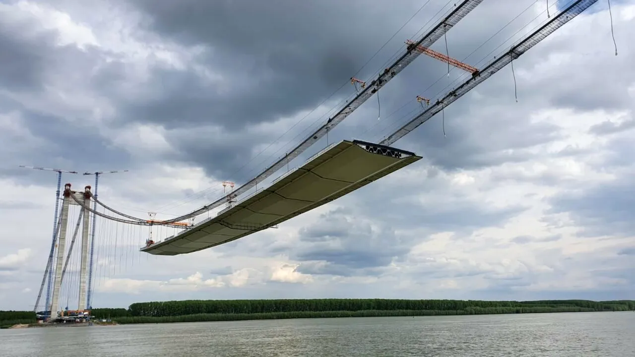 GALERIE FOTO | Imagini spectaculoase cu cel mai mare pod din România și al treilea din Europa. Cum se montează tablierul la „Golden Gate” de Brăila