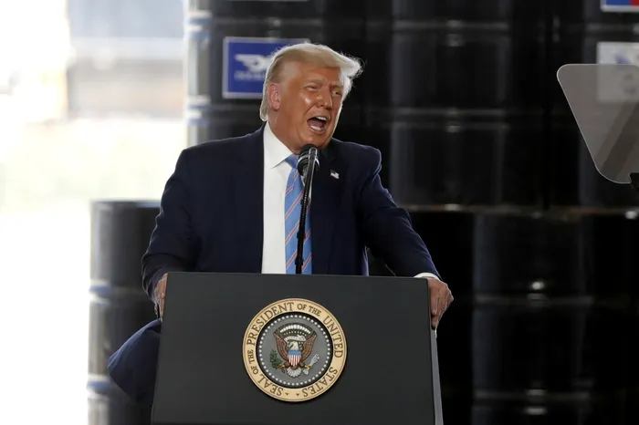 Președintele Donald Trump rostește discursul despre producția de energie americană în timpul unei vizite la platforma petrolieră Double Eagle Energy - 29 iulie 2020, Texas. Sursa Foto: Profimedia 