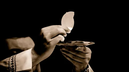 Coronavirus. Ghidul Bisericii Romano-Catolice din România pentru credincioși: Nu vă mai dați pacea, evitați contactul cu relicvarele!