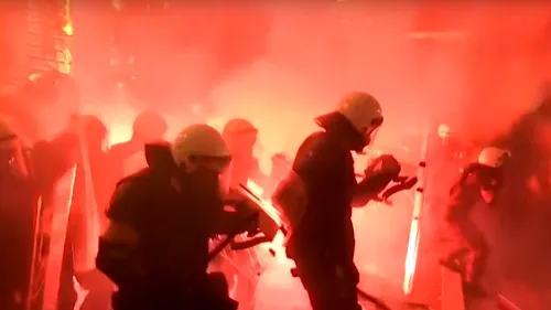 REVOLTE ÎN SERBIA. Sute de persoane au încercat să ia cu asalt clădirea Parlamentului din Belgrad (VIDEO)