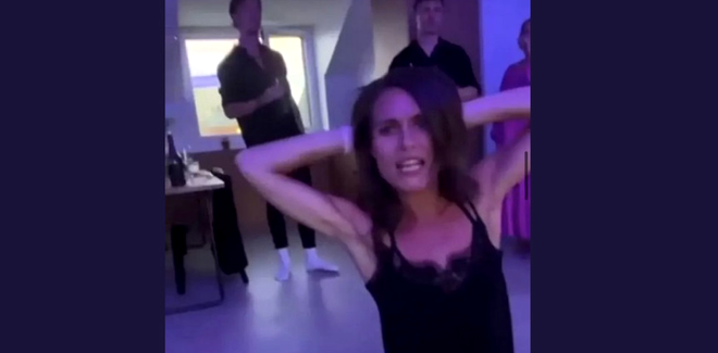 VIDEO | Scandal în Finlanda. Premierul Sanna Marin, filmată în timp ce bea și dansează la o petrecere