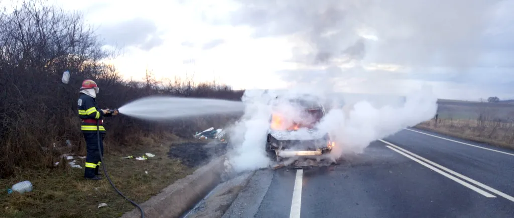 O autoutilitară a izbucnit în flăcări pe o şosea din Cluj
