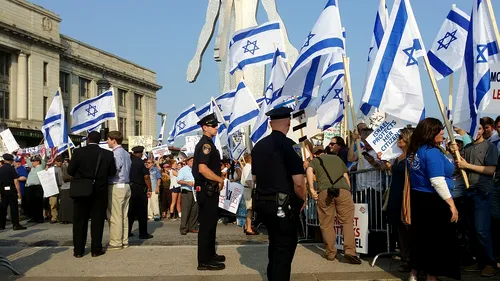 PROTEST. Israelienii au ieșit în stradă. Alianța Netanyahu - Gantz, trădare istorică! Revolta a început în Tel Aviv