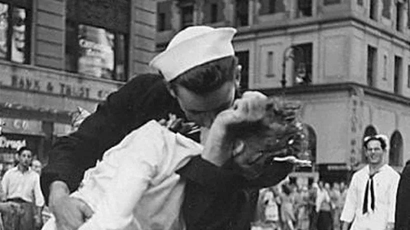 Sute de cupluri din New York au re-creat celebra imagine a sărutului din 1945 din Times Square