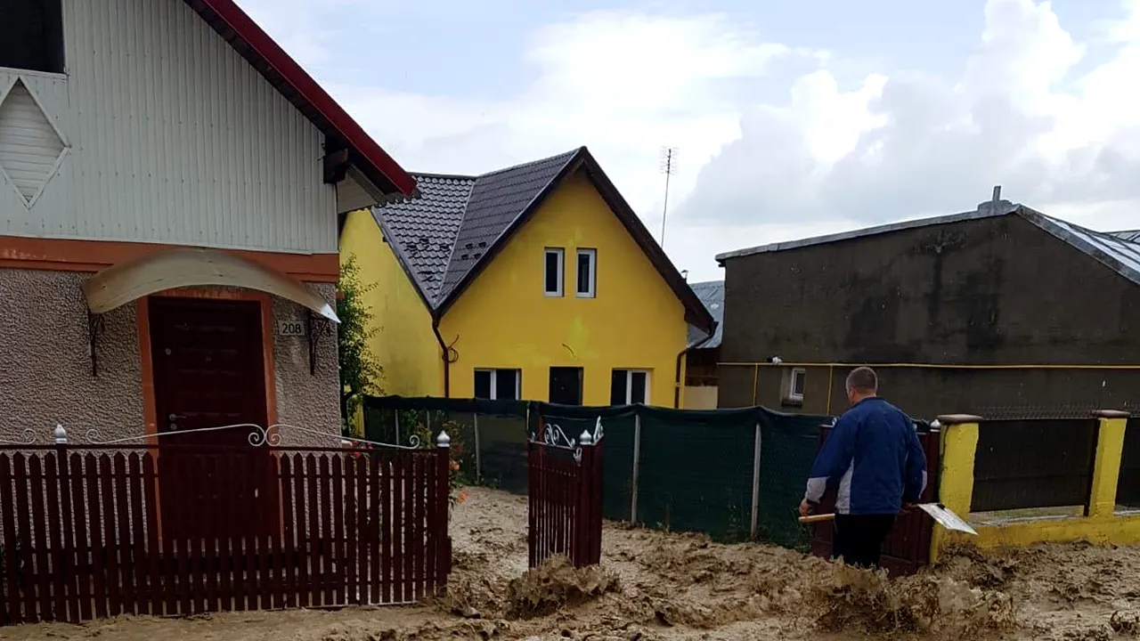 Viiturile au făcut PRĂPĂD în Poiana Câmpina. Sute de gospodării inundate, mai multe drumuri afectate