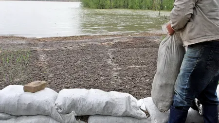 Autoritățile iau în calcul evacuarea parțială a apei din barajul de la Paltinu, aproape plin