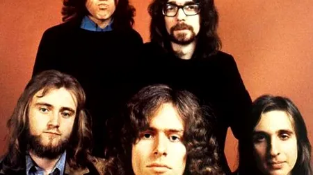 Un celebru cântăreț își scrie memoriile. „Voi menționa toate suișurile și coborâșurile din cariera mea