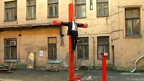 Când au văzut statuia, oficialii ruși au protestat. O operă care pare să-l înfățișeze pe Putin într-o „postură biblică, înlăturată din Riga