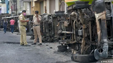 După o postare pe Facebook, s-au iscat proteste în India. Două persoane şi-au pierdut viaţa