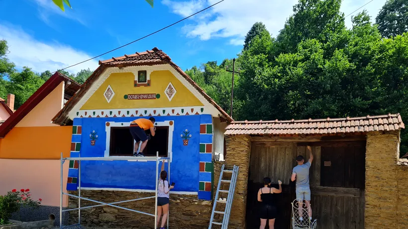 Reportaj în inima Banatului, unde casele colorate din lemn, vechi de peste 100 de ani, sunt reparate și zugrăvite de voluntari. Cum a ajuns „Color de village” la Fărășești | FOTO