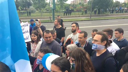 Unii protestatari din fața Palatului Parlamentului negociază ca să intre în plen 