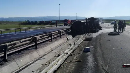 O cisternă cu vin s-a răsturnat pe A1, direcția Sibiu-Sebeș, după ce șoferul a pierdut controlul volanului