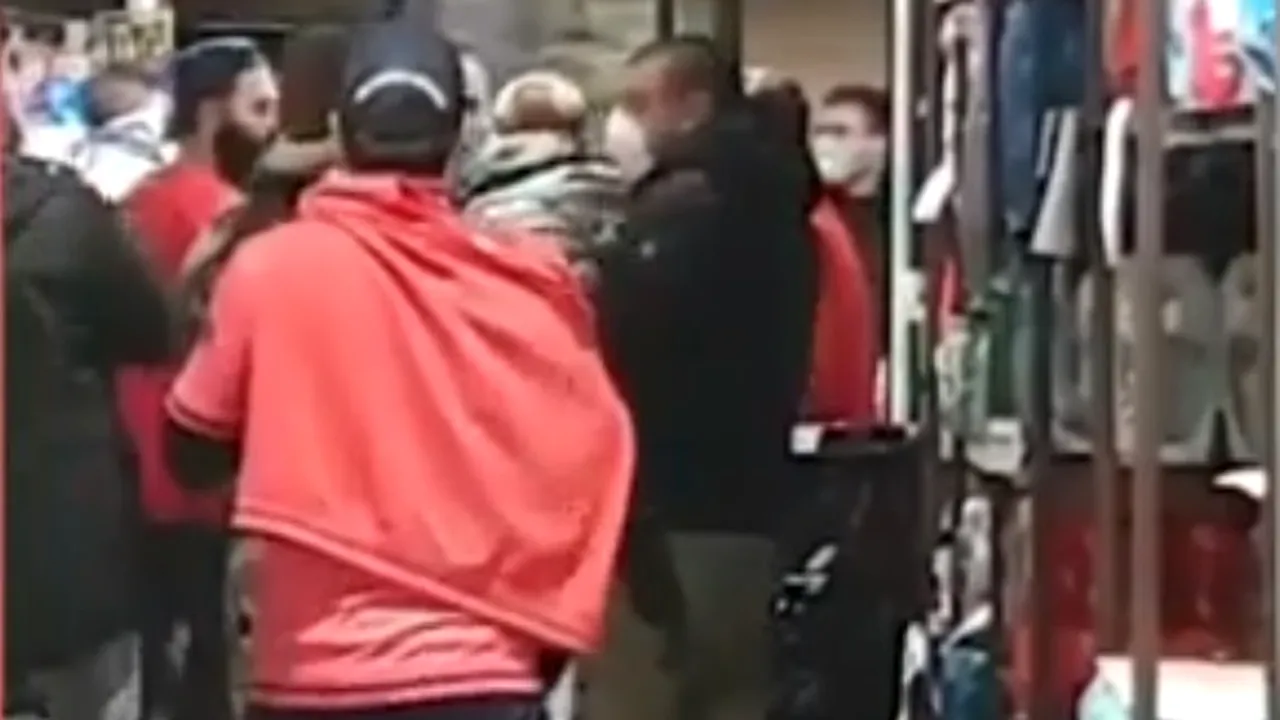 BĂTAIE CA-N FILME | Măștile medicale, mai ceva ca pâinea caldă! Au uitat de toate regulile de siguranță în timpul pandemiei de coronavirus și s-au luat la pumni - VIDEO