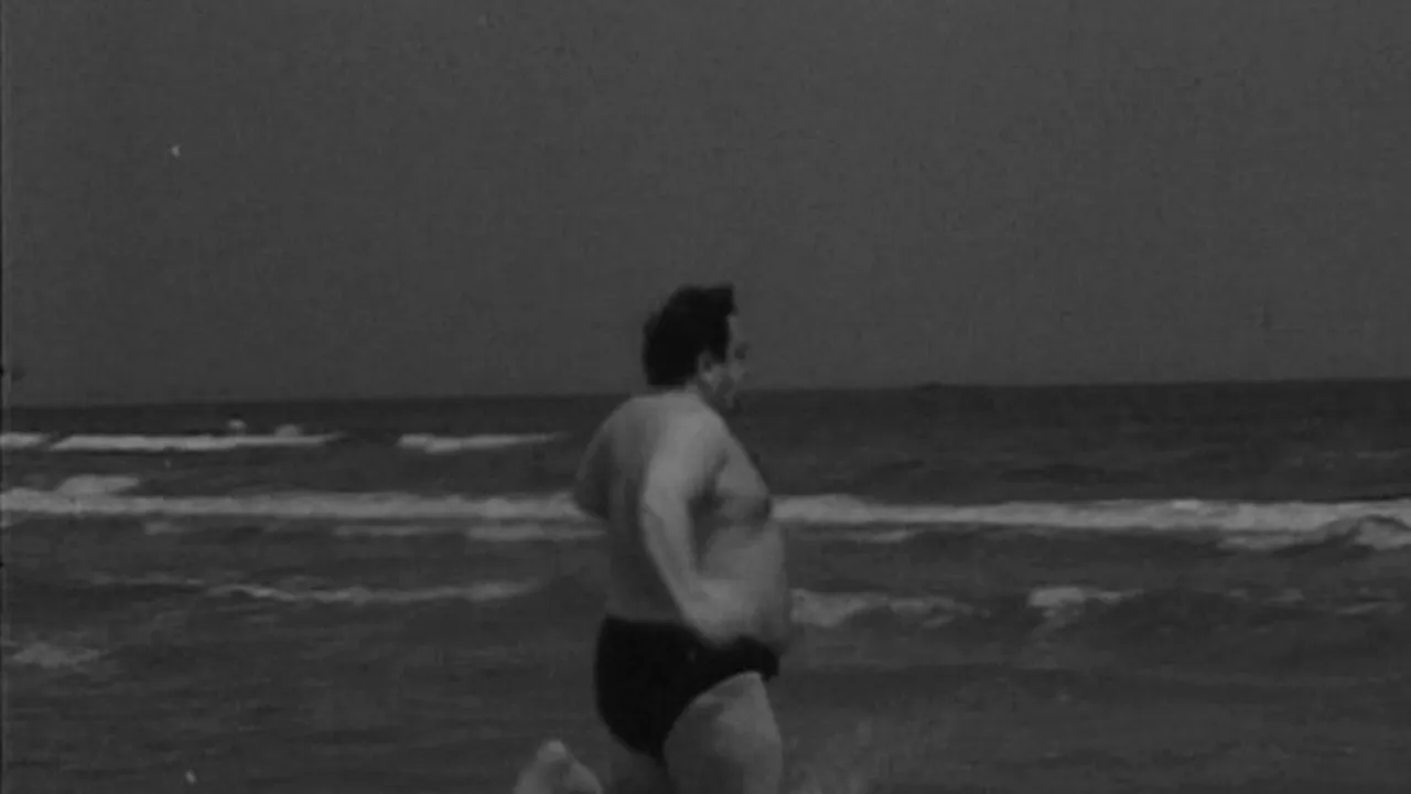 Cum era promovat litoralul românesc la 1966. „Noii vikingi fac plajă metodologic. Omul zăpezilor dă spectacol, a crescut nivelul mării''