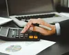 Economiștii critică schimbarea taxei pe cifra de afaceri cu un IMPOZIT pe cheltuieli intra-grup: „Ca și cum pui sigla Mecedes pe un Logan fără frâne”