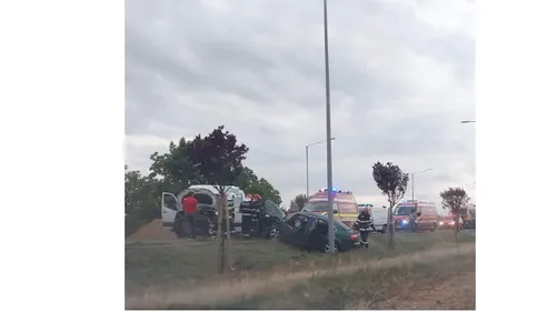 FOTO | Accident în Ilfov: Șoferul unui Audi a intrat pe contrasens și a lovit frontal un microbuz în care se aflau 5 persoane. Traficul este blocat pe ambele sensuri