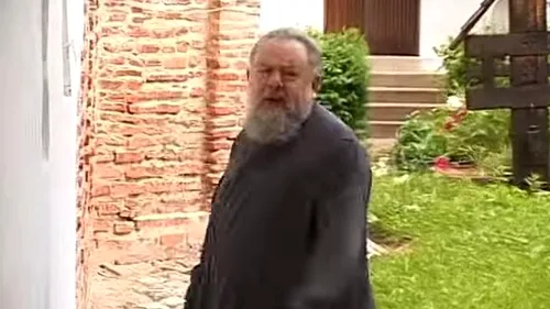 Starețul unei mănăstiri din Argeș, acuzat de mai multe infracțiuni, a blestemat procurorul și jurnaliștii