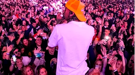 Sute de amenzi la UNTOLD după scandalul declanșat de imaginile cu mii de oameni fără mască. Autoritățile și organizatorii pasează răspunderea