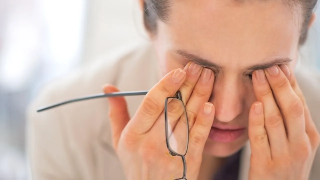 Cum îți dai seama dacă o persoană răcită e suspectă de coronavirus. Ce apare la ochi