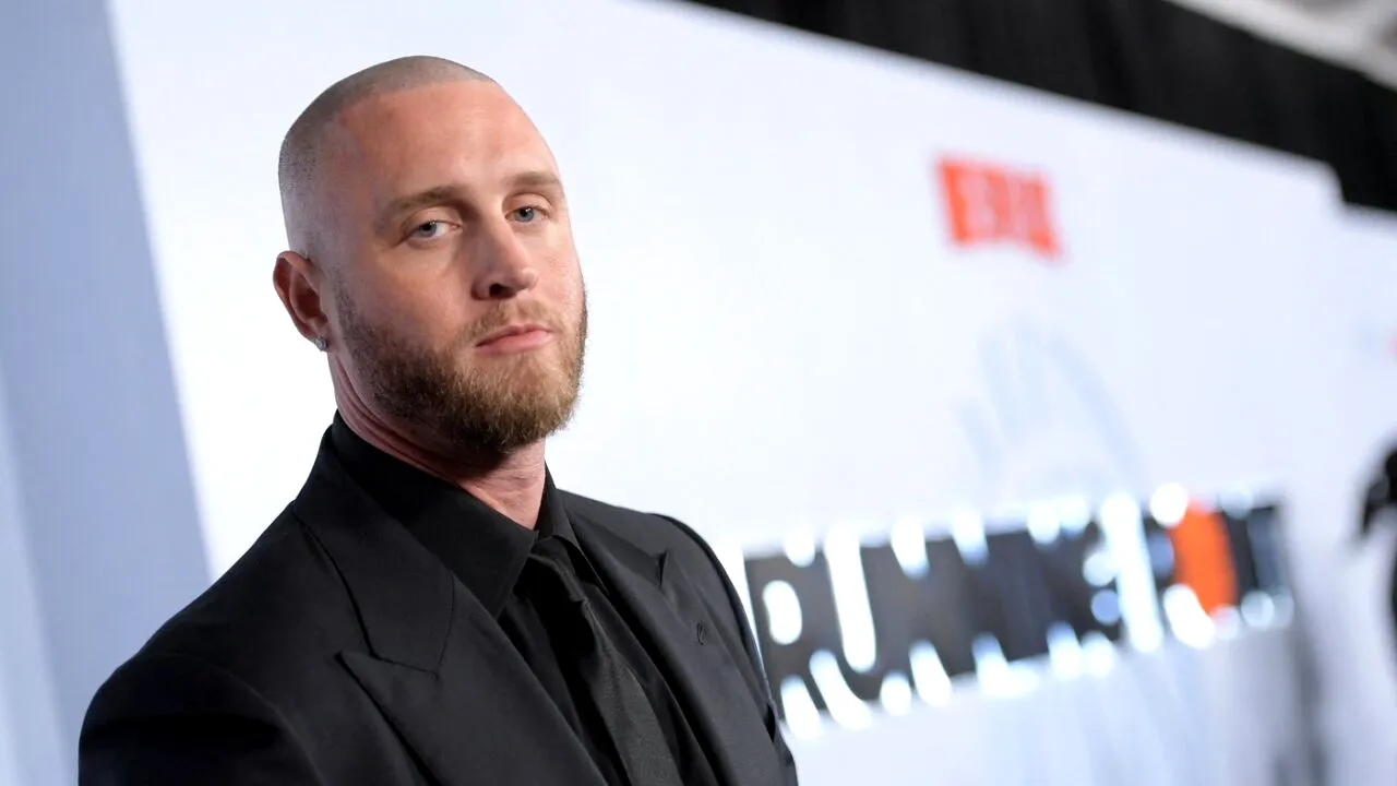 După ce a jucat într-un nou serial de pe Netflix, Chet Hanks, fiul lui Tom Hanks, povestește cum a ajuns actor: „Este o afacere de FAMILIE”