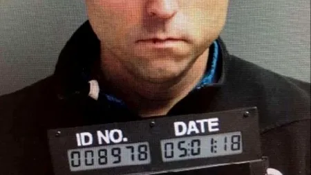 Filmat când își făcea nevoile pe pista de atletism, administratorul unui liceu cere 1 MILION DE DOLARI daune morale