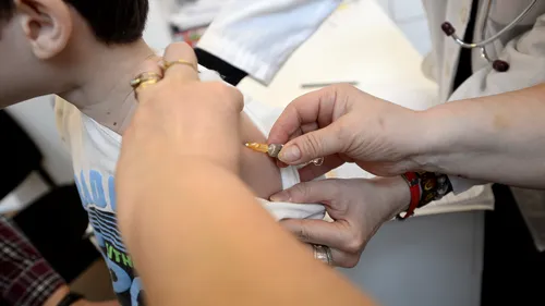 Vaccinul ROR, singura SOLUȚIE pentru stoparea epidemiei de RUJEOLĂ. Vezi aspecte-cheie privind vaccinarea pe site-ul UNICEF