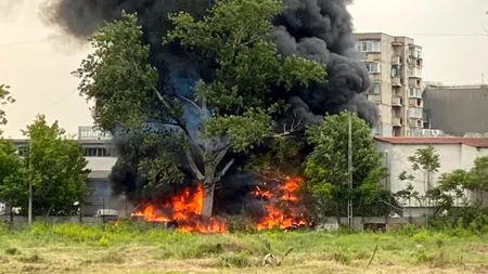 DEZASTRU. Incendiu violent la un depozit de anvelope din București. Ard sute de metri pătrați!