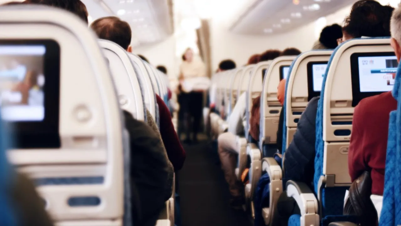 Lufthansa renunţă la formula de adresare “Doamnelor şi domnilor”