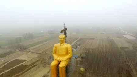 Statuie uriașă a lui Mao într-un sat din China