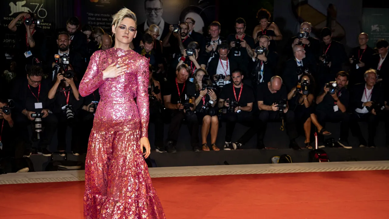 Discriminare la nivel înalt: Actriței Kristen Stewart i s-a spus să nu își țină iubita de mână în public pentru că riscă să piardă un rol important