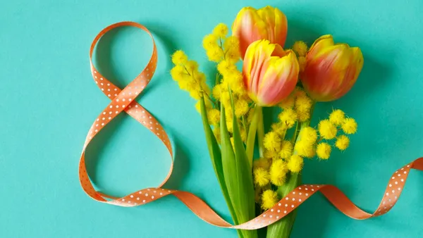 Cât costă firul de zambilă și de lalea, azi, de 8 Martie. Cât plătești pentru un buchet de flori