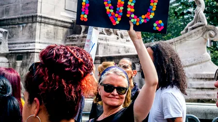 Victorie feministă istorică în Franța: orice act sexual, fără consimțământ explicit, va fi considerat viol. Ce presupune noua lege