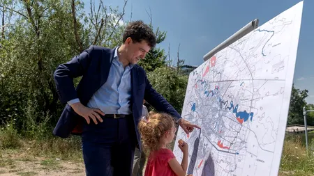 SUSȚINERE. Nicușor Dan, alături de familie la o conferință de presă: „Fetiţa mea m-a întrebat unde merg și a fost curioasă să vadă”