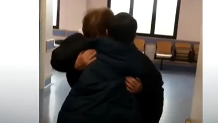 EMOȚIONANT. Momentul în care un bărbat bolnav de sindromul Down și COVID-19, căruia medicii i-au spus că mai are o zi de trăit, se reîntâlneşte cu mama lui - VIDEO